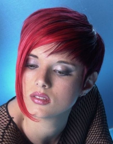 czerwona młodzieżowa fryzura asymetryczna krótka, dla nastolatki zdjęcie-15